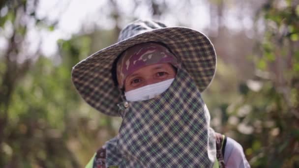 一位裹着毯子的老年妇女凝视的特写 4K水平传统生活方式 — 图库视频影像