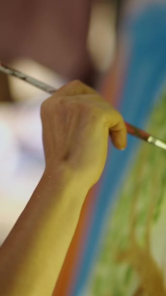 Femme Mains Peindre Arbre Sur Toile Fhd Vidéo Verticale — Video