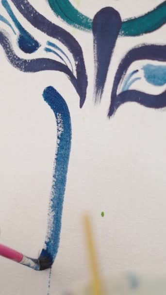 キャンバスに青と緑の絵を描く女性 Fhd垂直ビデオ — ストック動画
