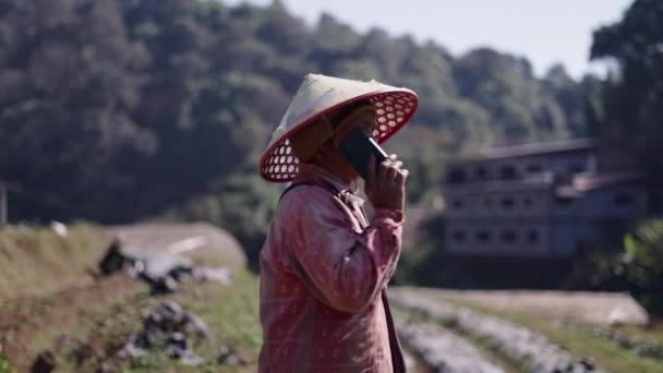 Femme Adulte Parlant Téléphone Marchant Dans Village Montagne Mode Vie — Video
