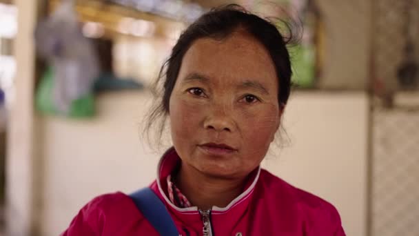 Alte Asiatische Frau Rosa Jacke Starrt Die Kamera Horizontaler Traditioneller — Stockvideo