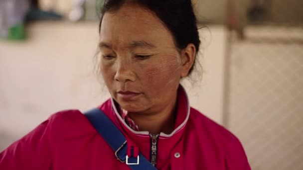 穿着粉色夹克的亚洲女人用手做一些活动 4K水平传统生活方式 — 图库视频影像