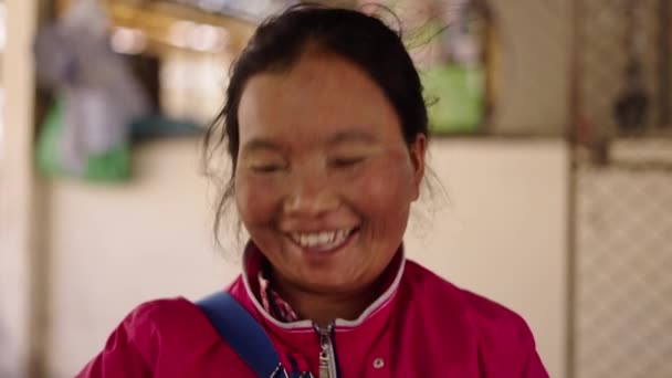 Starší Asijské Žena Usmívá Kameru Při Plnění Úkolu Horizontální Tradicionaal — Stock video