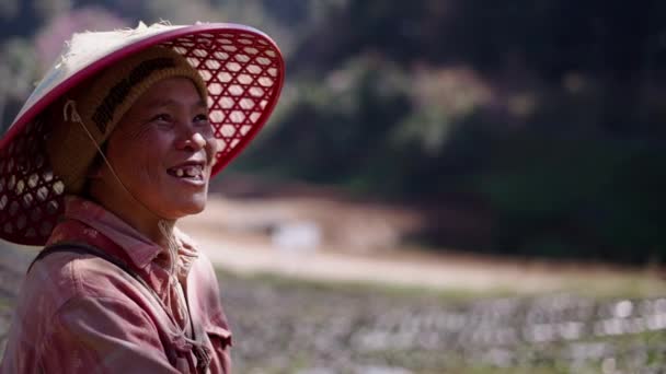 戴帽子的亚裔老年妇女在半山腰微笑 4K水平传统生活方式 — 图库视频影像