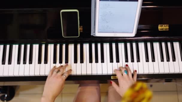 Piyano Çalan Boyalı Tırnaklı Kadın Elleri Yatay Video — Stok video