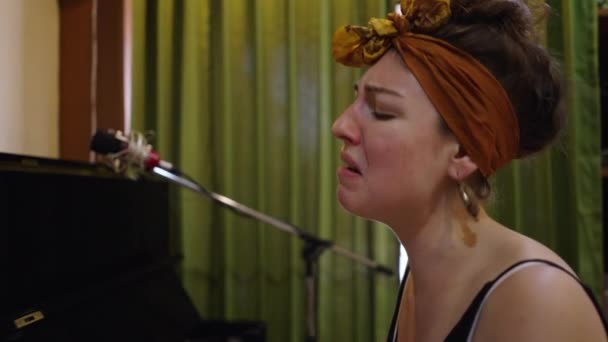 Bela Menina Caucasiana Fica Emocional Enquanto Canta Toca Piano Horizontal — Vídeo de Stock