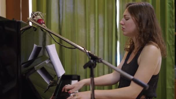 Hermosa Joven Toca Piano Canta Con Pasión Sonrisas Horizontal Video — Vídeo de stock