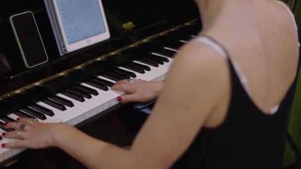Доросла Дівчина Грає Піаніно Горизонтальне Відео — стокове відео