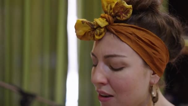 Nahaufnahme Eines Schönen Mädchens Das Mit Einem Turban Haar Singt — Stockvideo