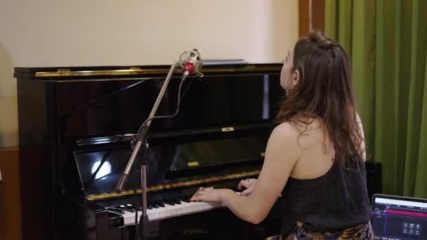 Άποψη Από Πίσω Μιας Δυτικής Γυναίκας Που Παίζει Πιάνο Οριζόντια — Αρχείο Βίντεο