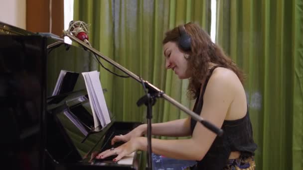 Vacker Västerländsk Kvinna Spelar Piano Och Sjunger Med Känslor Horisontell — Stockvideo
