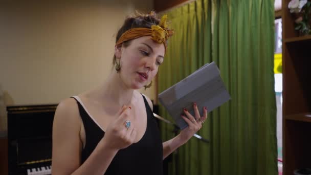 Bella Donna Balla Canta Guardando Suo Tablet Davanti Pianoforte Video — Video Stock