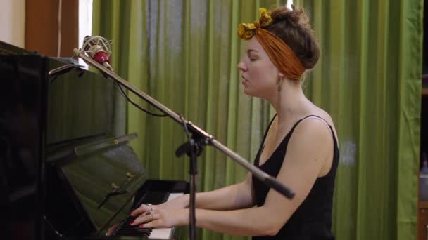 一个头带弹钢琴的成年女孩 4K水平视频 — 图库视频影像