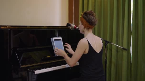 Wanita Cantik Duduk Dan Mulai Bermain Piano Sambil Melihat Tablet — Stok Video