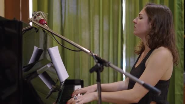 Splendida Donna Occidentale Suona Pianoforte Con Passione Video Orizzontale — Video Stock