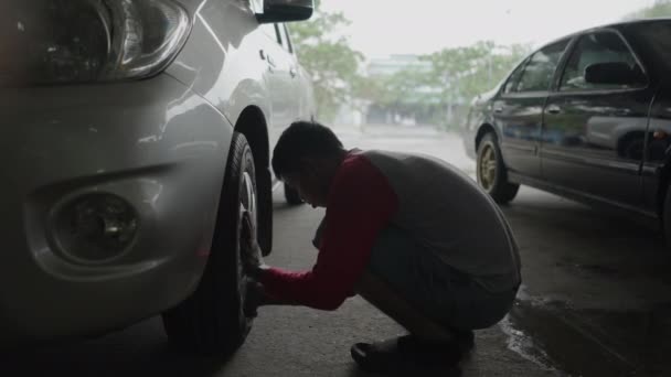Tekerlek Jant Kapağı Taylandlı Biri Tarafından Sıkılaştırıldı Horizontal Video — Stok video