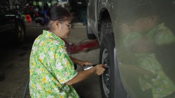 Taylandlı Kadın Tekerlekte Fındık Sıkıyor Orizontal Video — Stok video
