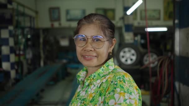 在机械车间为一名成年妇女提供的服务 Horizontal Video — 图库视频影像