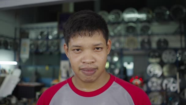 Portrét Asijského Mechanika Potu Horizontal Video — Stock video