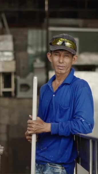 Взрослый Азиатский Мужчина Держит Световую Трубку Выглядит Серьезным Камеру Fhd — стоковое видео