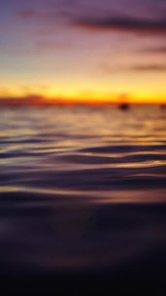 コハマ島のボートと海の波で美しい夕日 Fhd Horizzontalビデオ — ストック動画