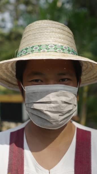 帽子とマスクを着用しているアジアの養蜂家を閉じます Fhd垂直ビデオ — ストック動画