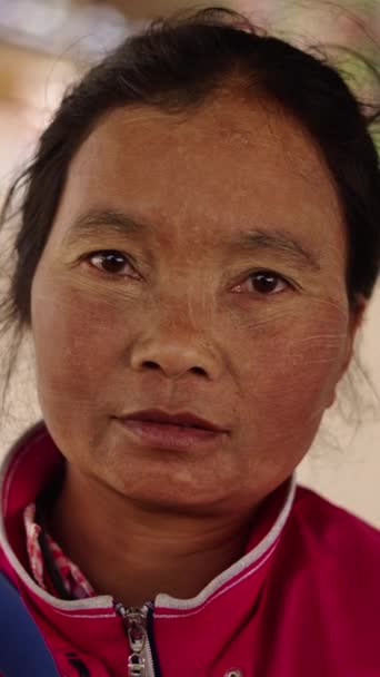 穿着粉色夹克的亚裔老妇人凝视着相机 Fhd垂直传统生活方式 — 图库视频影像