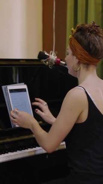 弹钢琴的有彩绘指甲的妇女手 Fhd垂直录像 — 图库视频影像