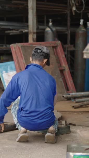 Обратный Снимок Рабочего Помощью Огромной Угловой Шлифовальной Машины Резки Металлического — стоковое видео