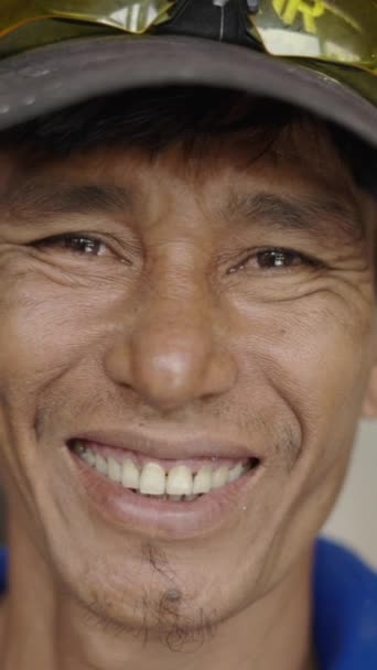 Aziatisch Volwassen Man Arbeider Kijken Glimlachen Naar Camera Zijn Werkruimte — Stockvideo