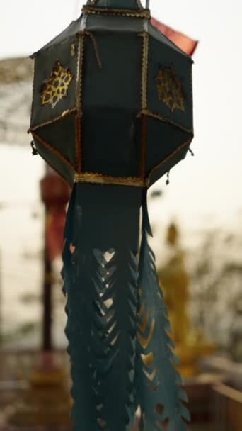 泰国庙宇中悬挂的宗教物品 Fhd垂直录像 — 图库视频影像