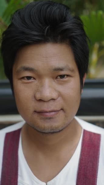 バックグラウンドで養蜂箱を持つアジア人男性の肖像画 Fhd垂直ビデオ — ストック動画