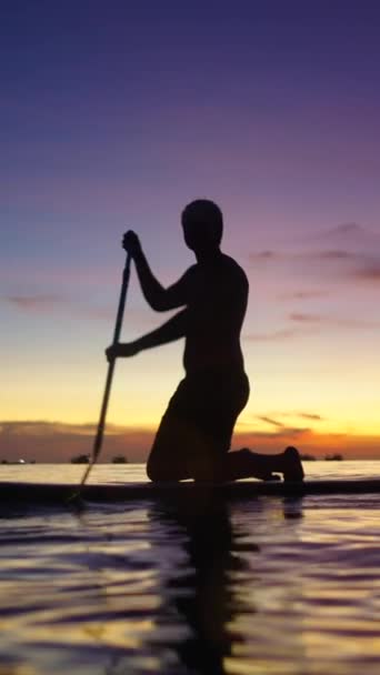 Silhuett Kaukasisk Man Paddling Sin Paddel Surfbräda Thailand Fhd Horizzontal — Stockvideo