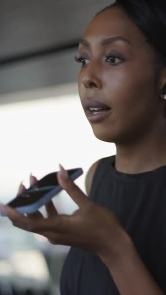 Afrikansk Kvinna Pratar Med Vän Med Sina Telefonhögtalare Och Använder — Stockvideo
