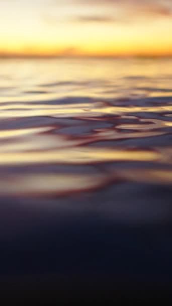 コハマの素晴らしい日没の下の海の波のクローズアップ Fhd Horizzontalビデオ — ストック動画