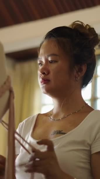 Asiatische Näherin Knüpft Knoten Einem Kleid Fhd Vertikales Video — Stockvideo