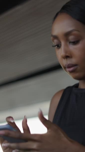 Ung Kvinna Tittar Utbildning Handledning Med Sin Smarta Telefon När — Stockvideo