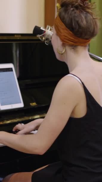 Γυναικεία Χέρια Παίζουν Πιάνο Ενώ Χορεύουν Ταυτόχρονα Fhd Vertical Video — Αρχείο Βίντεο