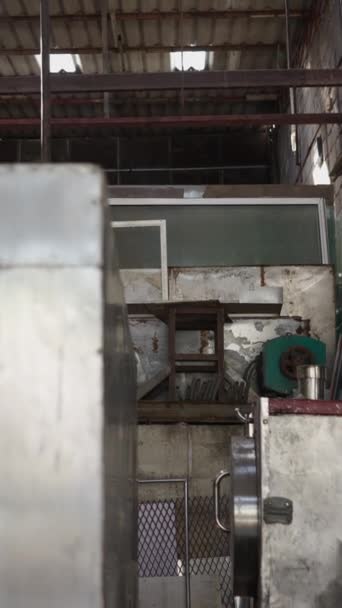 Lanzamiento Una Fábrica Metal Sin Medidas Seguridad Fhd Vertical Video — Vídeos de Stock