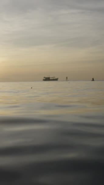 Vista Panorámica Los Barcos Atardecer Una Playa Tailandia Fhd Vertical — Vídeo de stock