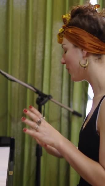 Gyönyörű Kaukázusi Lány Nyit Valamit Táblagépén Zongorázik Fhd Függőleges Videó — Stock videók