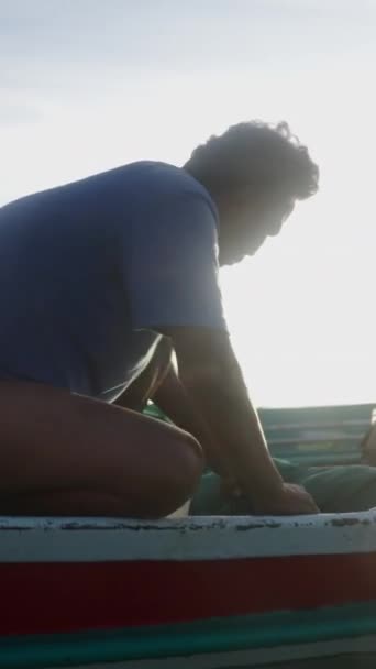 Άνθρωπος Στέκεται Στο Σκάφος Ηλιοβασίλεμα Στο Παρασκήνιο Fhd Horizzontal Video — Αρχείο Βίντεο