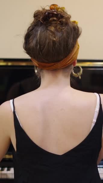 带着头带弹钢琴的成年女孩 Fhd垂直视频 — 图库视频影像