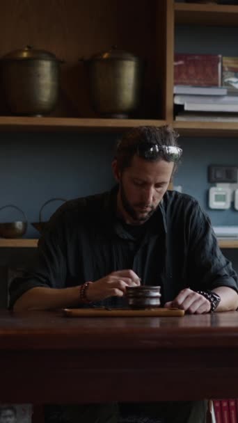彼のタブレットで働いている間コーヒーを飲むコーヒーをコーヒーをコーヒーをコーヒーで飲むコーヒー Fhd垂直ビデオ — ストック動画