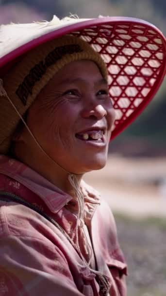 Mujer Asiática Mayor Sombrero Sonríe Medio Montaña Fhd Estilo Vida — Vídeos de Stock