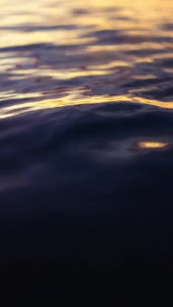 前景のタイのビーチに太陽が沈むように動く海の波 Fhd Horizzontal ビデオ — ストック動画