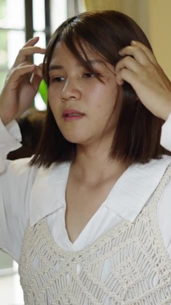 Linda Menina Tailandesa Recebe Seu Vestido Ajustado Fhd Vertical Vídeo — Vídeo de Stock
