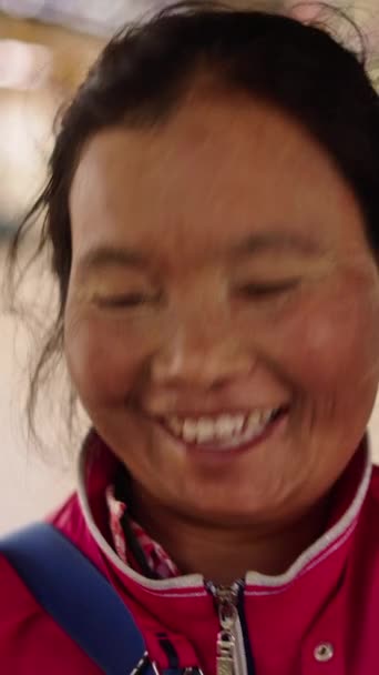 Mujer Asiática Mayor Sonríe Cámara Mientras Realiza Una Tarea Fhd — Vídeos de Stock