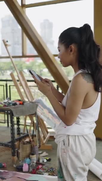 白い女性がスマートフォンで何かを見る Fhd垂直芸術コンセプト — ストック動画