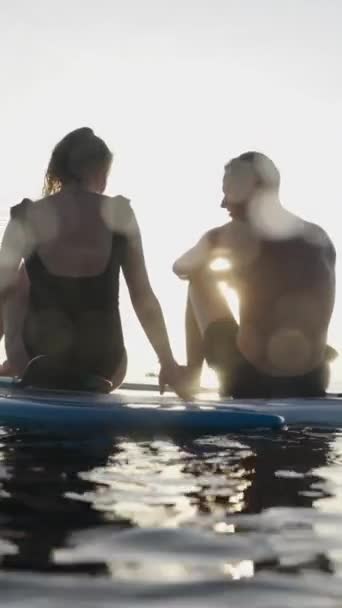 Sevgi Dolu Bir Çift Sörf Tahtalarında Oturmuş Suda Gün Batımını — Stok video